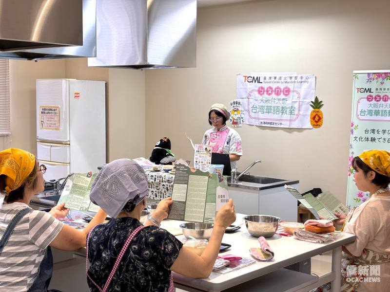 大阪弁天町台灣華語教室校長陳洳豔透過客家文化資料及飲食文化，向學員介紹臺灣客家特色，引導學員進一步認識臺灣多元文化。