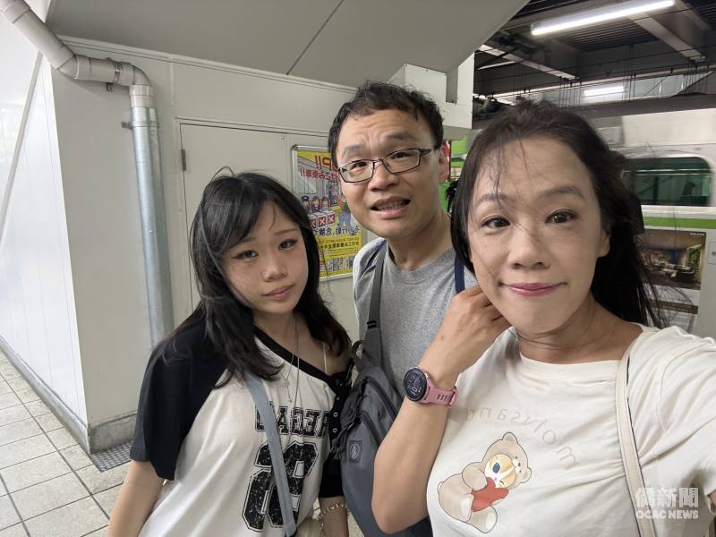 顧芯寧(左一)與父母合影。(顧芯寧提供)