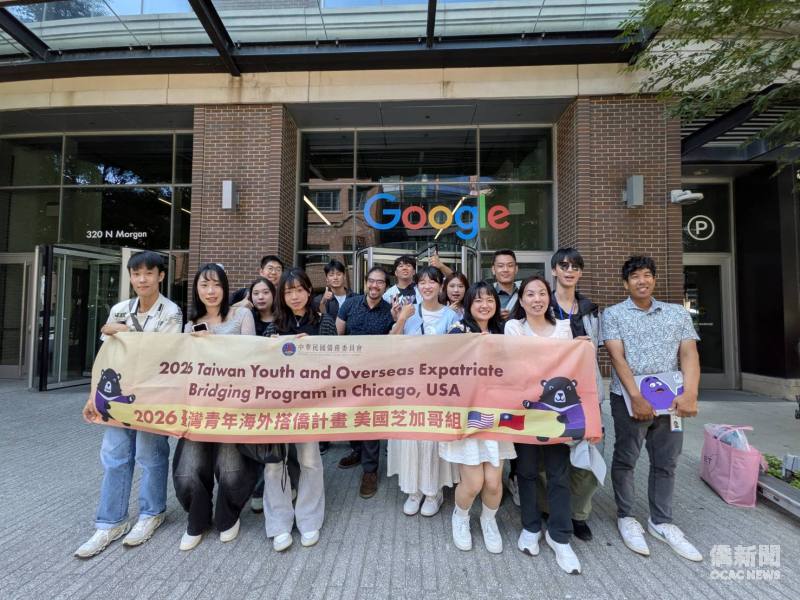 「臺灣青年海外搭僑計畫」芝加哥組學員參訪Google芝加哥辦公室，與Google大型客戶銷售客戶經理Jason Jih(右1)及工程師Sonduong Phan(中)合影。