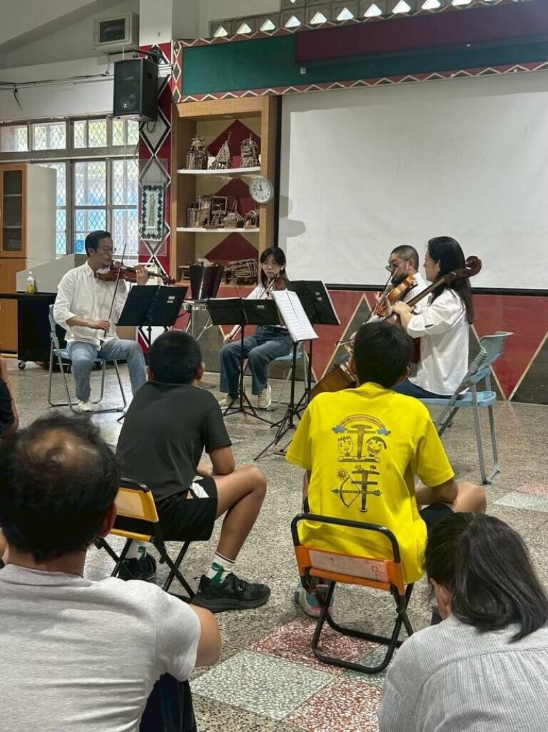 台灣絃樂團自2010年起展開「遠小孩－音樂造林」計畫，長期致力推動偏鄉絃樂教育，2026年將再度與原住民族委員會攜手「2026原鄉部落藝術巡演」計畫，把古典音樂帶入原鄉部落，也讓原住民族文化能夠被傳承與延續。（台灣絃樂團提供）