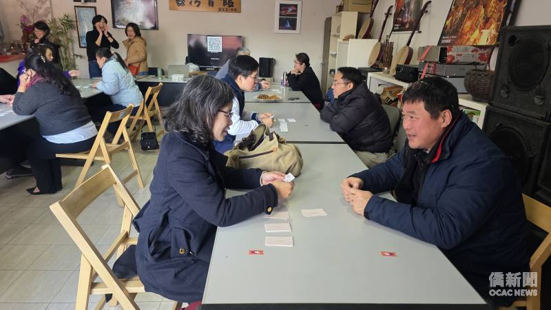 參與僑民透過分組對話分享自身經驗，在輕鬆交流中聆聽不同生命故事，也從彼此經驗中交流與請益。