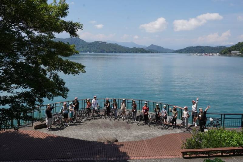 交通部觀光署日月潭國家風景區管理處舉辦「旅遊安全戶外（水陸域）活動宣導課程暨營隊」，透過自行車騎行（圖）、立式划槳體驗、步道健行、遊艇導覽，帶領學員實地學習水域、陸域安全知識。（日月潭國家風景區管理處提供）