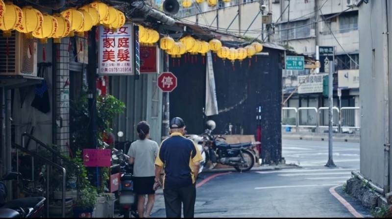 導演侯季然執導短片「演出／日」入圍「2026高雄電影節國際短片競賽」台灣組，全片以艋舺老茶室為舞台，交錯監視器影像、街頭紀錄與劇場演出，讓日常在鏡頭前游移於真實與虛構之間。（兩廳院提供）