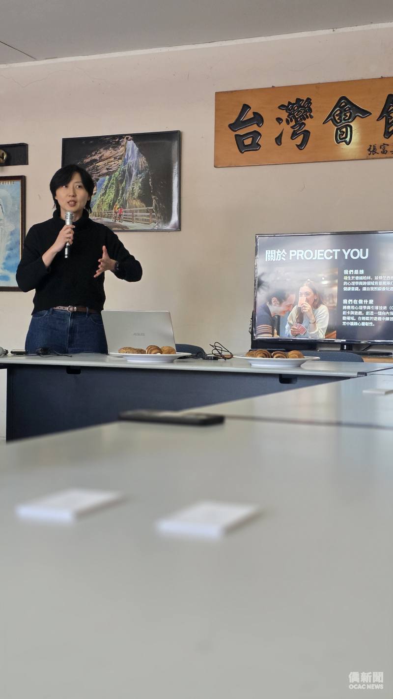 蔡珮蓁運用卡牌互動，引導參與僑民從生活經驗出發，談論情緒、人際關係及跨文化溝通。