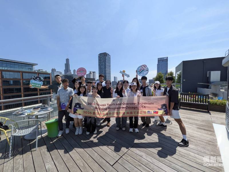 學員登上Google辦公大樓天臺合影。
