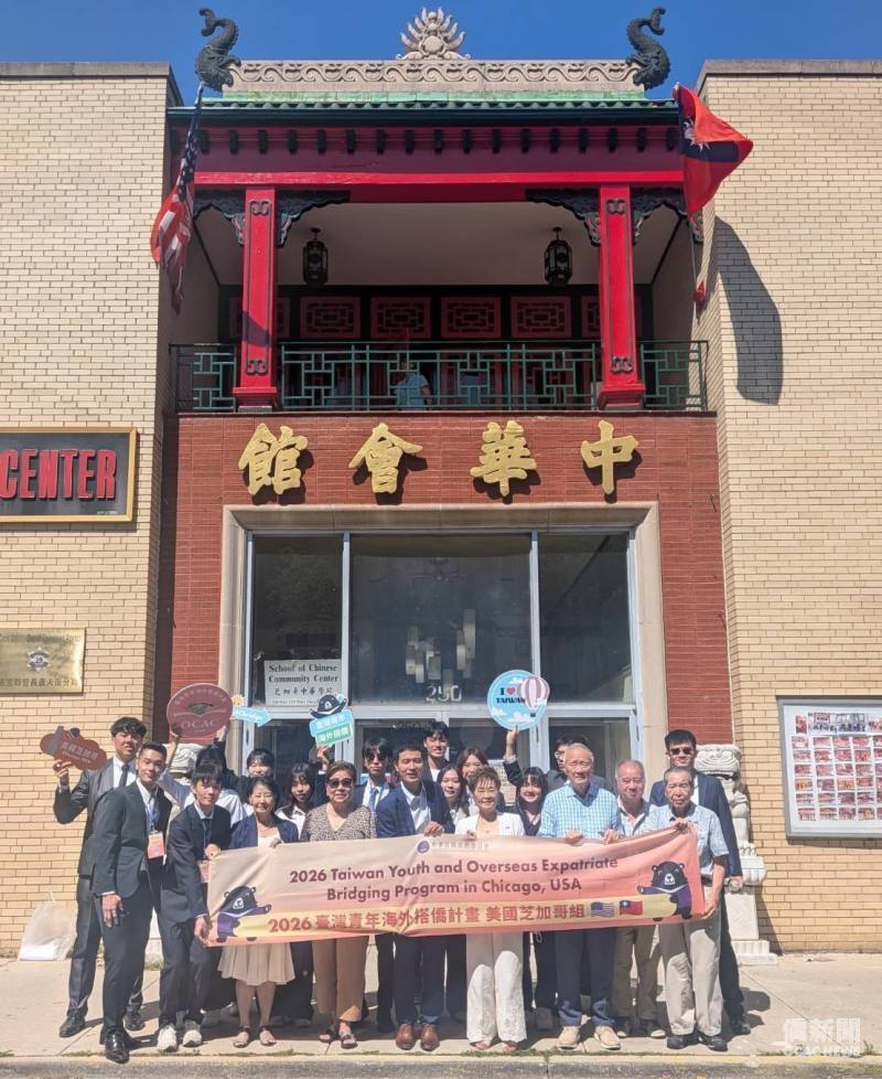 學員受到中華會館熱烈接待(前排左3起：僑務委員徐曙明、梅氏公所主席梅施美英、主任雷棋、中華會館董事長陳莎莎)