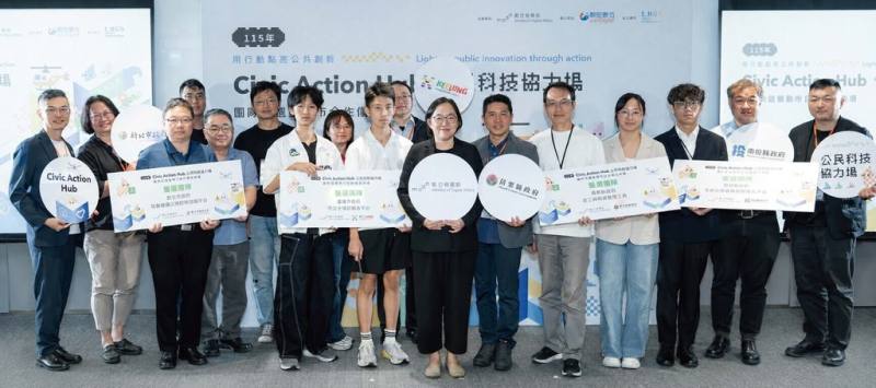 數發部115年全國公民科技試驗場域25日舉行團隊決選暨縣市合作啟動典禮，數發部次長侯宜秀（右7）與獲選團隊、4縣市政府代表及數位轉型顧問合影。（數發部提供）