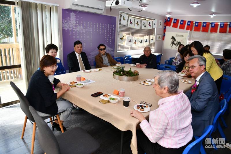 Ruth (right) enjoys a warm conversation with Hsu Chia-ching (left), Minister of the Overseas Community Affairs Council, at the TCML opening ceremony this year.