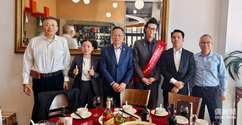 南部非洲臺灣同鄉會會長卓銘德（左起）、駐南非代表處新任秘書黃英貴、大使廖文哲、即將離任的移民秘書楊景翔、秘書李鎮宇及僑務委員羅應肇，在普利托利亞臺式料理花都餐廳參與僑務交流活動。