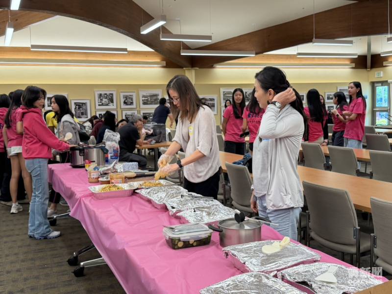 各學員家庭端出精心準備的傳統臺灣美食，在熟悉的家鄉滋味烘托下，洋溢著臺灣家鄉味。