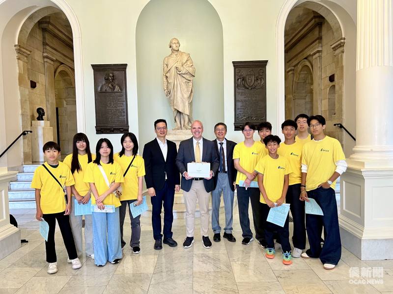 麻州眾議員Sean Garballey (中)、駐波士頓辦事處副組長許欽琮 (後排右）、波士頓文教中心主任康雅雄 (後排左) 與波士頓FASCA學員