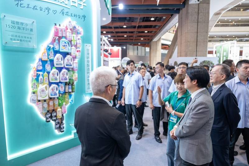總統與現場貴賓參觀展覽攤位，瞭解各界推行永續行動的成果