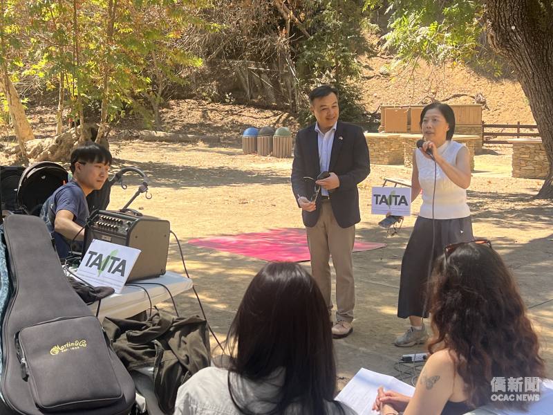 矽谷臺美產業科技協會會長劉嘉寧(右)致歡迎詞。