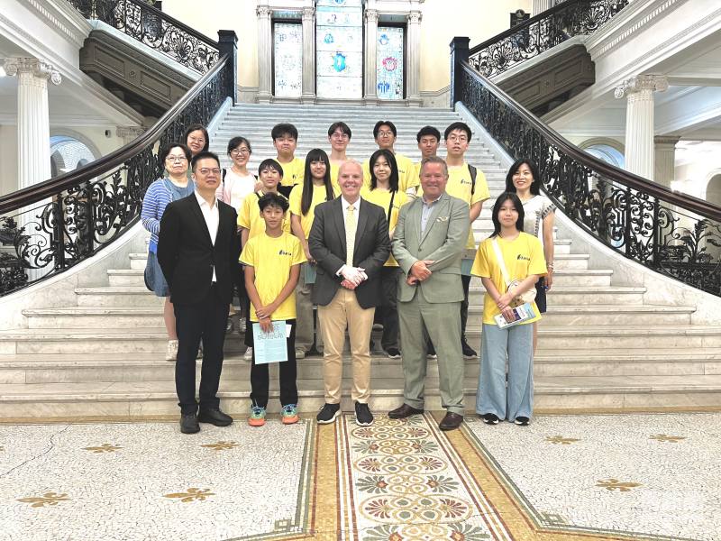 Sean Garballey (中) 介紹麻州州議會的歷史，與另一位剛訪臺的眾議員Michael Day (右二) 一同親切地歡迎FASCA學員