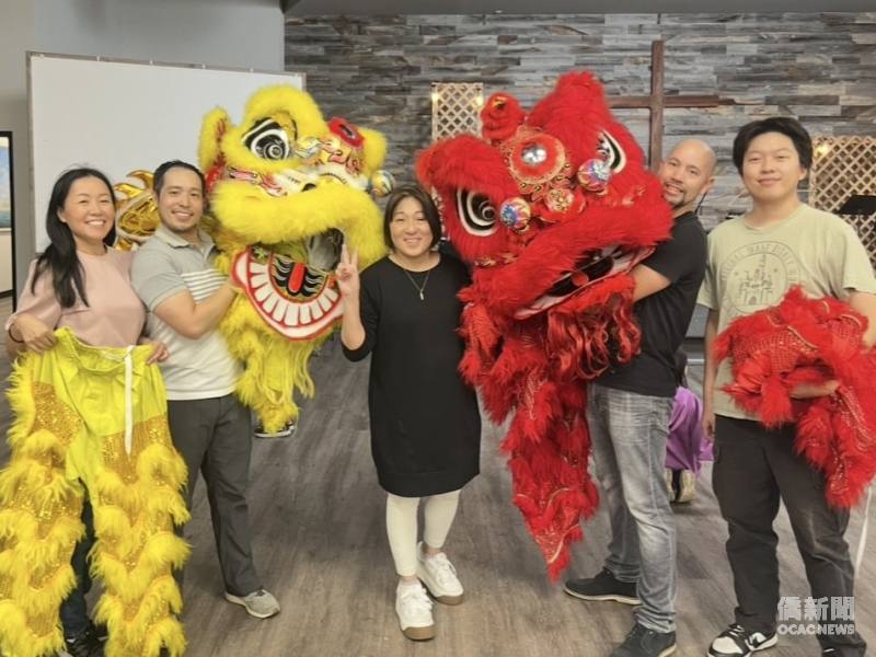 TCML-EFCI Chinese School performs a traditional lion dance.