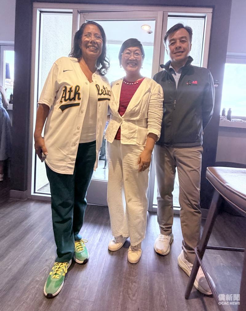 西沙市市長Martha Guerrero(左起)、僑務委員會委員長徐佳青、駐舊金山辦事處處長伍志翔於沙加緬度「臺灣日」合影。