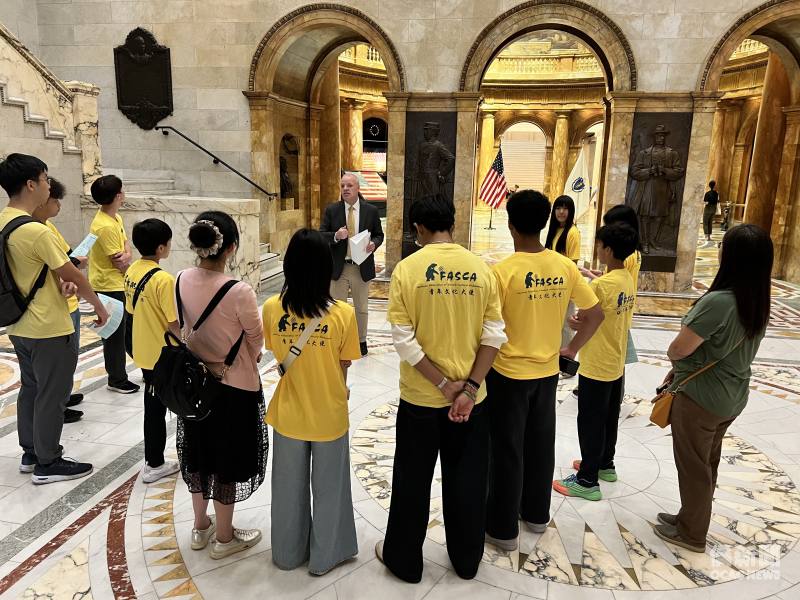 FASCA波士頓分會學員們佇足於議會大廈裡的紀念廳，聆聽美國民主自由的篳路藍縷