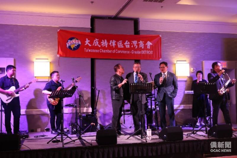 林志嘉(右1)及類延峰(中)現場高歌一曲。