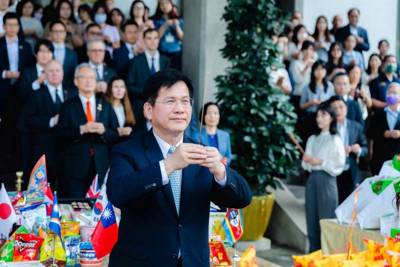 中元節前夕外交部長林佳龍率領同仁舉行普渡祈福儀式。