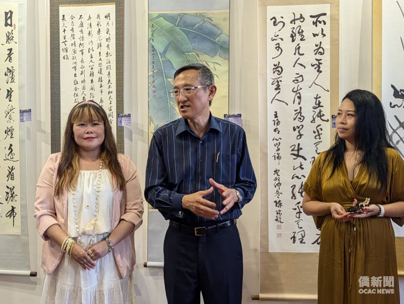 駐義大利代表處大使蔡允中（中）肯定主辦人吳家琪（右）及策展人夏實（左）促進臺義文化交流，期許文化交流成為聯繫兩國民間友誼的橋梁。