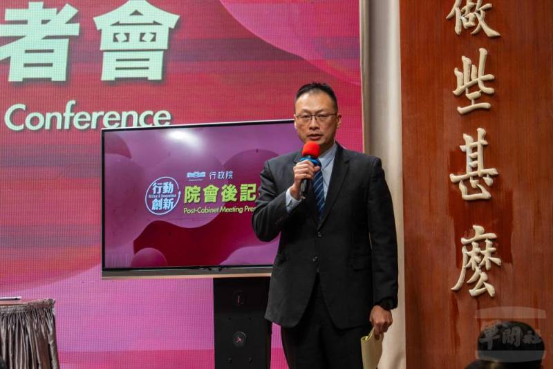 國防部戰略規劃司建軍處處長翁少將針對「國防自主無人載具採購特別條例」相關議題進行說明。