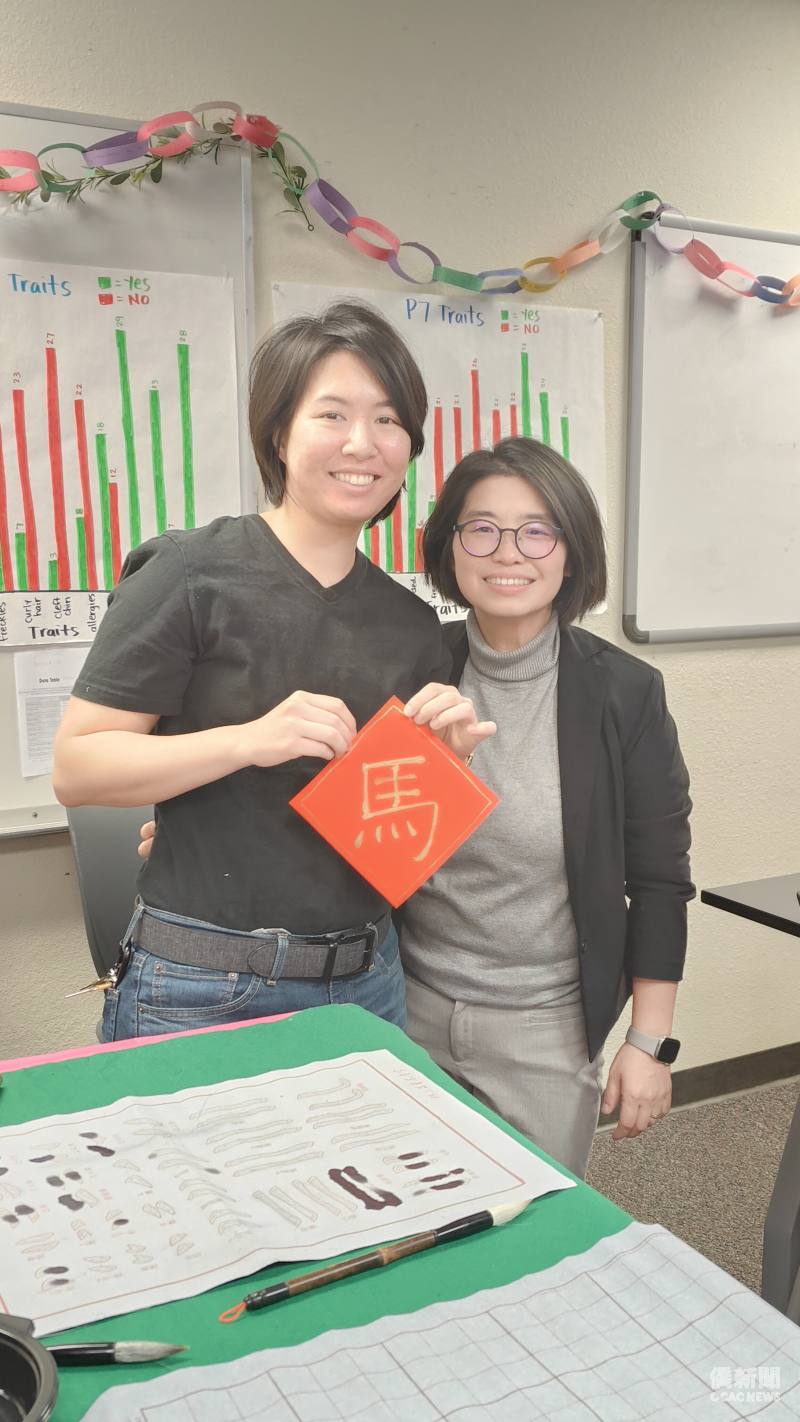 TCML-聖地牙哥北郡中文學校學員王蕙伶 Lynn Wang（左）展示新年春聯作品，與指導教師謝麗菁（右）合影。