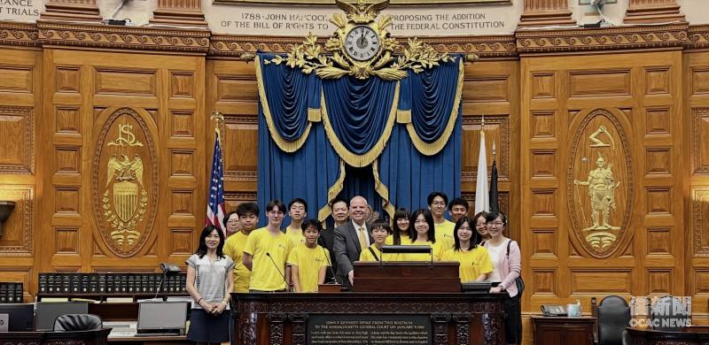 FASCA波士頓分會學員在麻州眾議員Sean Garballey(中)的帶領下參觀麻州議會大廳