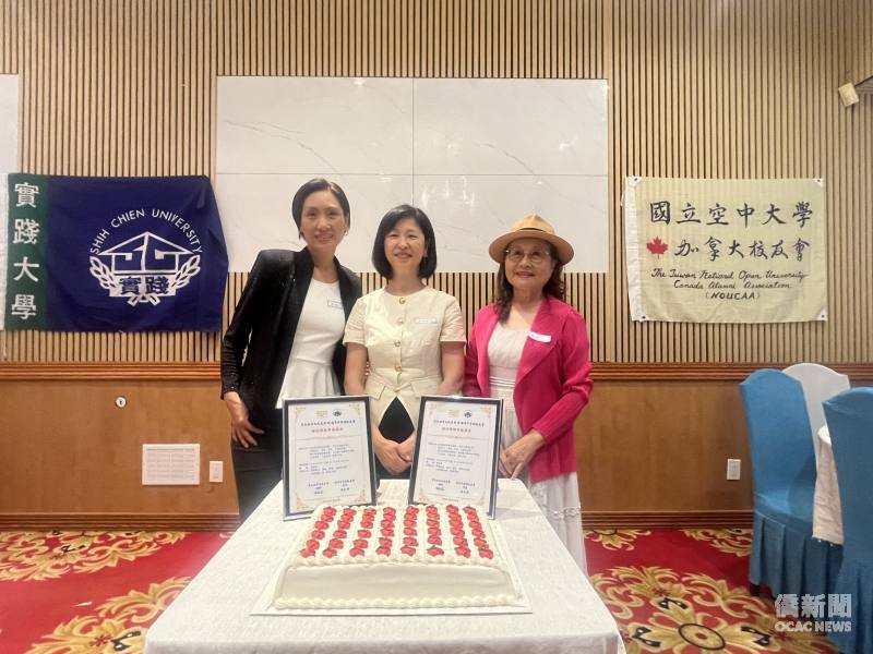國立空中大學加拿大校友會理事長喻淑柔（右）與實踐大學加拿大校友會會長詹文碩（左）代表兩會簽署姊妹會合作文件，攜手深化加拿大臺灣校友交流與合作，由駐溫哥華辦事處僑務組組長郭淑貞（中）見證。