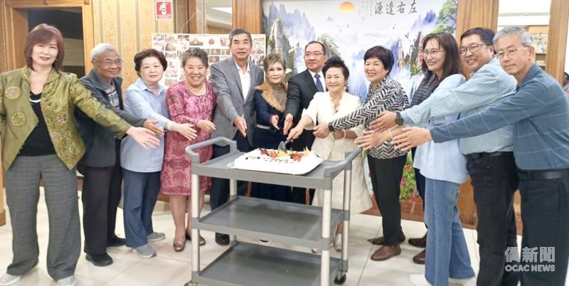 聖保羅文教中心主任尤正才（右6）、巴西博愛服務團創辦人李宗德（右5）、主任委員梁菽芬（左3）、執行長曹碧珠（左1）和貴賓合切18週年慶蛋糕