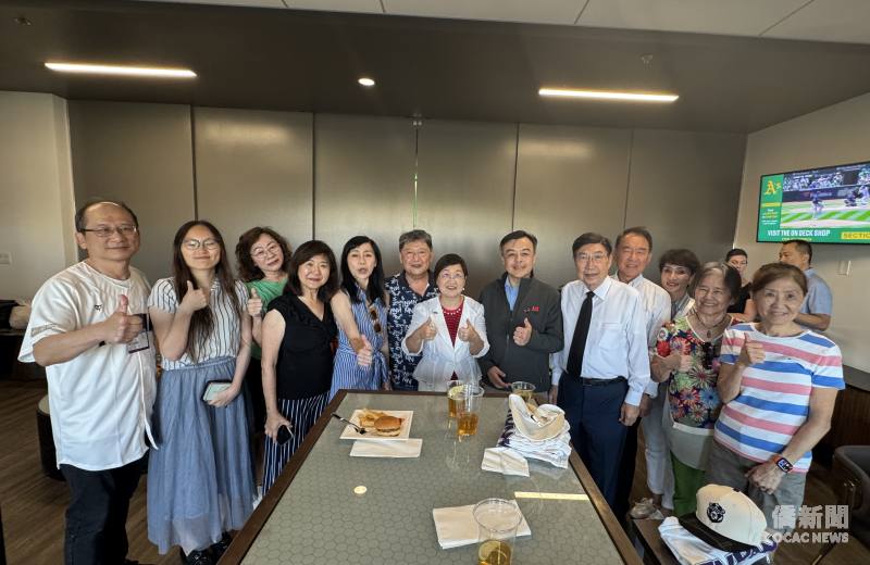 徐佳青（左七）、伍志翔寶（左八）與二埠僑領及親屬合影。