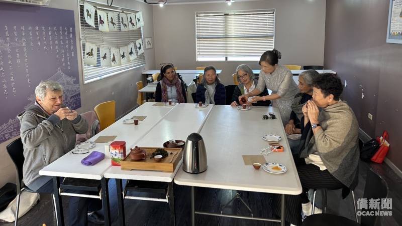 Teacher Sheryl serves tea to students, giving Ruth (left) and her classmates an opportunity to experience Taiwanese tea culture.