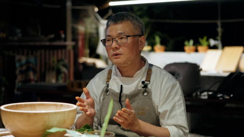 台灣穀物「油芒」復育成功卻難推廣，米其林選店主廚林祺豐（圖）在節目「風味轉身」挑戰料理，笑稱難度超高，最後則端出「油芒八寶粥」與「油芒春捲」。（鏡電視提供）