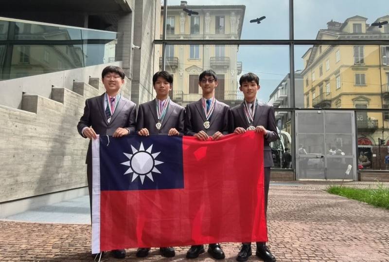 教育部選派優秀學子參加2026年國際地球科學奧林匹亞競賽，由學生黃鼎祐（左起）、王翌澄、施子閎、劉信澤代表出賽，28日從義大利傳回捷報，獲得2金2銀。（教育部提供）