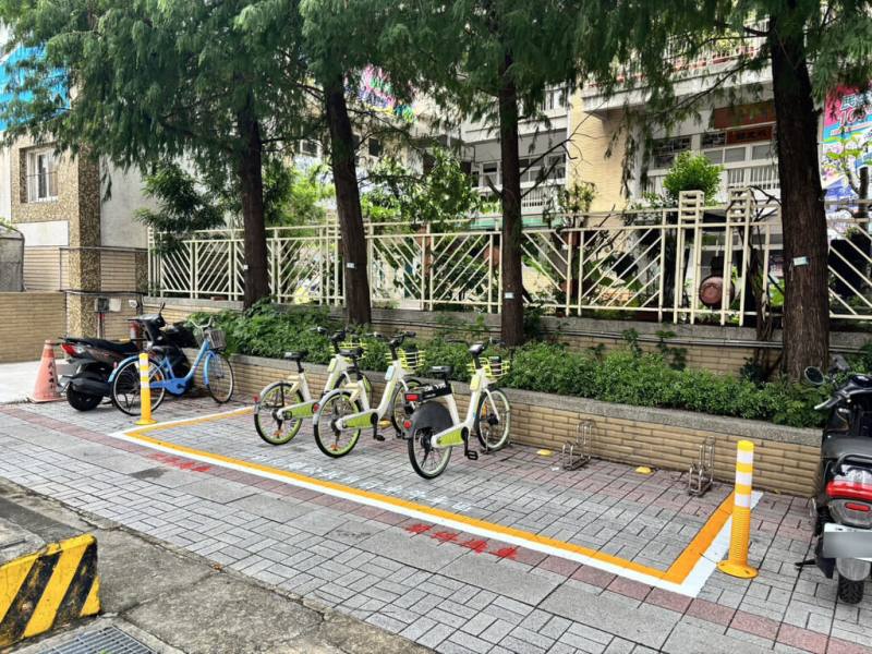 彰化縣政府28日宣布再增加彰化市民生國小、溪湖鎮立圖書館等13處MOOVO公共自行車站點，站點數已增至202站。圖為設在民生國小的站點。（彰化縣政府提供）