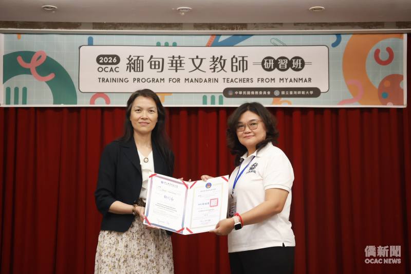 僑委會僑教處副處長陳柏琴(圖左)代表頒發緬甸曼德勒孔教學校主任黃秀麗(圖右)結業證書。