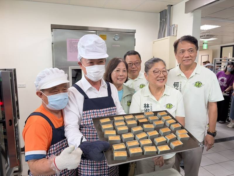 中秋佳節將至，嘉義縣政府27日舉辦「2026年身心障礙機構團體及庇護工場秋節產品行銷活動」，縣長翁章梁（左2）化身烘焙學員，邀請大家一同支持縣內身心障礙機構團體及庇護工場秋節禮盒。