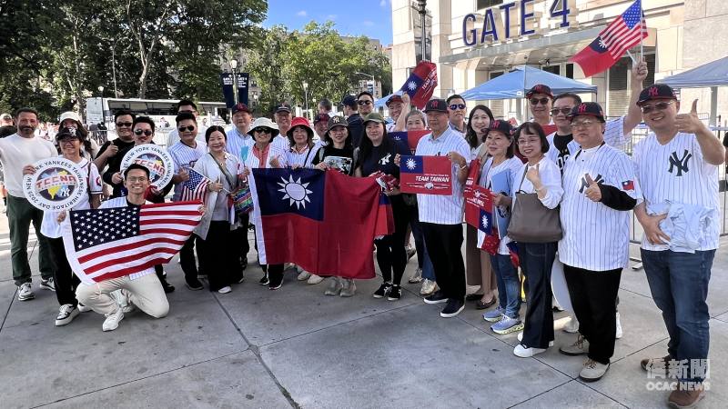 「洋基臺灣日」籌備主委許志遠 (左前執大幅美國國旗者) 強調，走進主流社會，為臺灣發聲，是臺商除了拚經濟外最有意義的事。