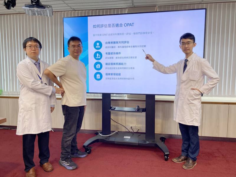 台中林姓男子（左2）日前因反覆發燒、腰痛，到台中榮民總醫院檢查發現金黃色葡萄球菌感染，經手術並搭配「門診靜脈抗生素治療」，已康復重返日常生活，中榮27日舉辦衛教記者會，感染科醫師黃顯博（左）、葉庭光（右）說明治療過程。（院方提供）