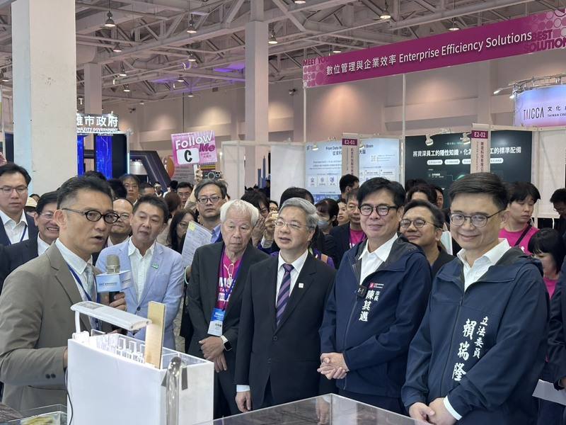 「2026 Meet Greater South亞灣新創大南方」28日起一連2天在高雄展覽館登場，高雄市長陳其邁（前右2）、經濟部長龔明鑫（前右3）等人出席開幕式。