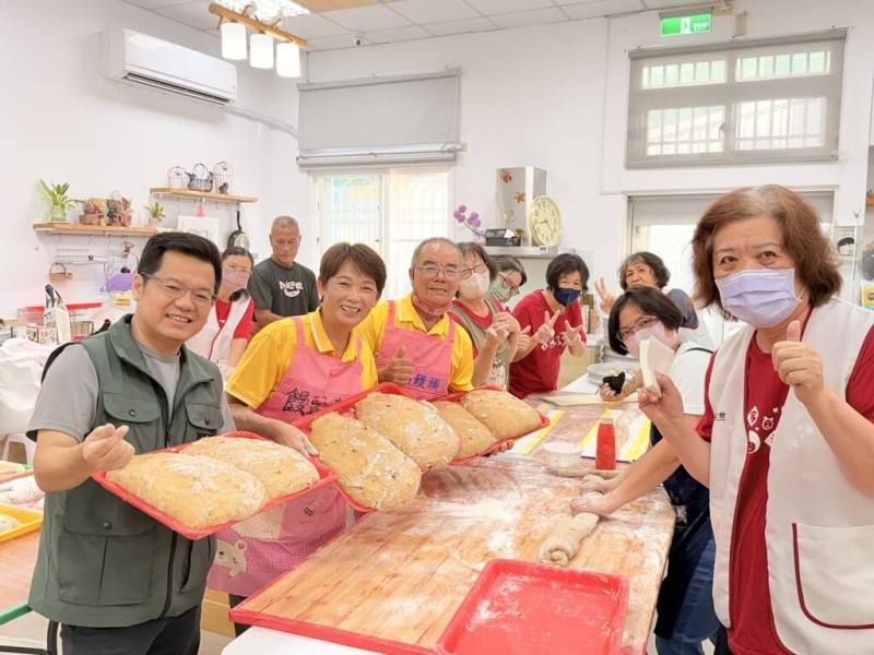 「饅頭夫妻」林波（前左3）與靳寶儀（前左2）28日再度到澎湖展開3天的愛心饅頭義賣活動，義賣所得全數捐贈給澎湖家扶中心。（澎湖家扶中心提供）