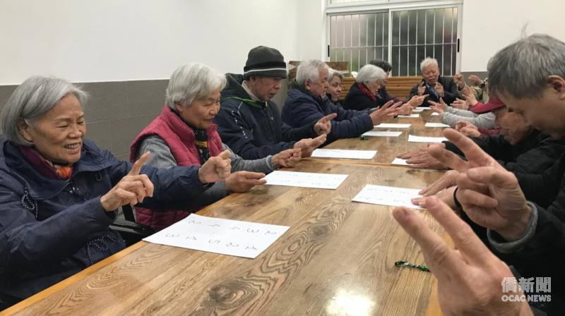 參加者透過數字圖卡及互動遊戲動腦思考，在輕鬆的氣氛中享受學習與交流樂趣