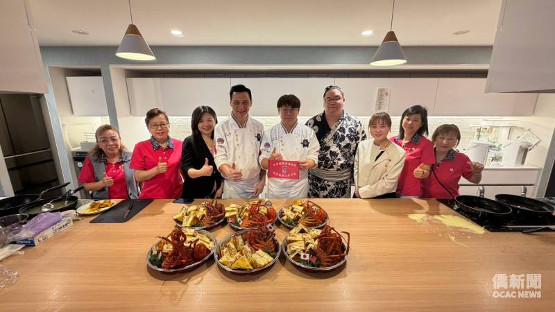 台灣國際美食創新交流協會日本分會會長錢妙玲(左2)、執行長張本龍珍(右2)、駐日本代表處僑務組組長劉夏如(左3)、副組長李承芸(右3)、主廚江信毅(左4)、助理主廚呂偉嵩(中)、日本相撲力士東白龍雅士(右4)