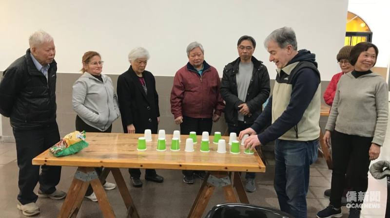 工作坊透過不同顏色的杯子及趣味遊戲，引導長者訓練記憶力與注意力