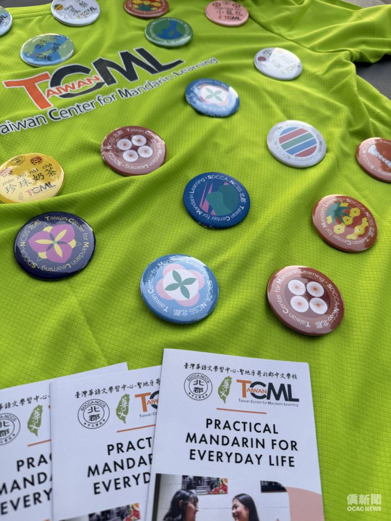 Lynn 熱心協助，運用僑務委員會提供的臺灣元素圖檔為 TCML 秋季招生精心設計的宣傳單與限定別針 。