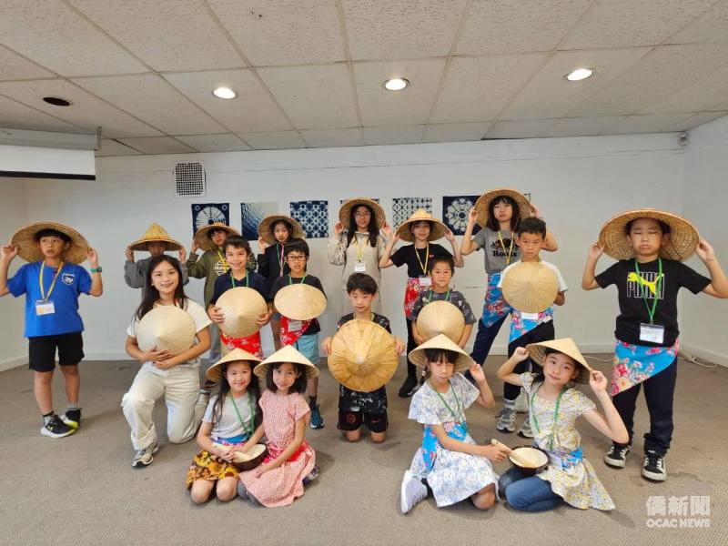 夏令營學生以客家童謠與採茶舞呈現五天來的學習成果