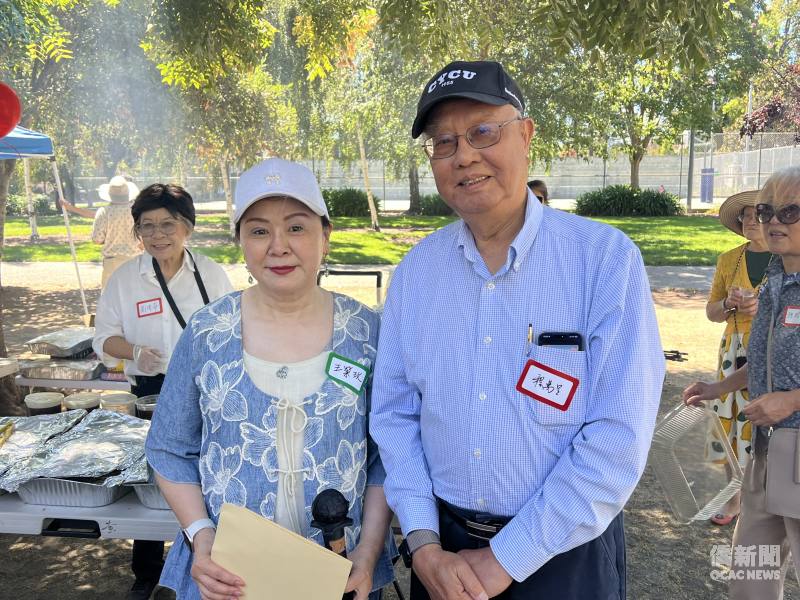 北加州中原大學校友會會長王榮玫(左)與中原大學前校長程萬里(右)合影。