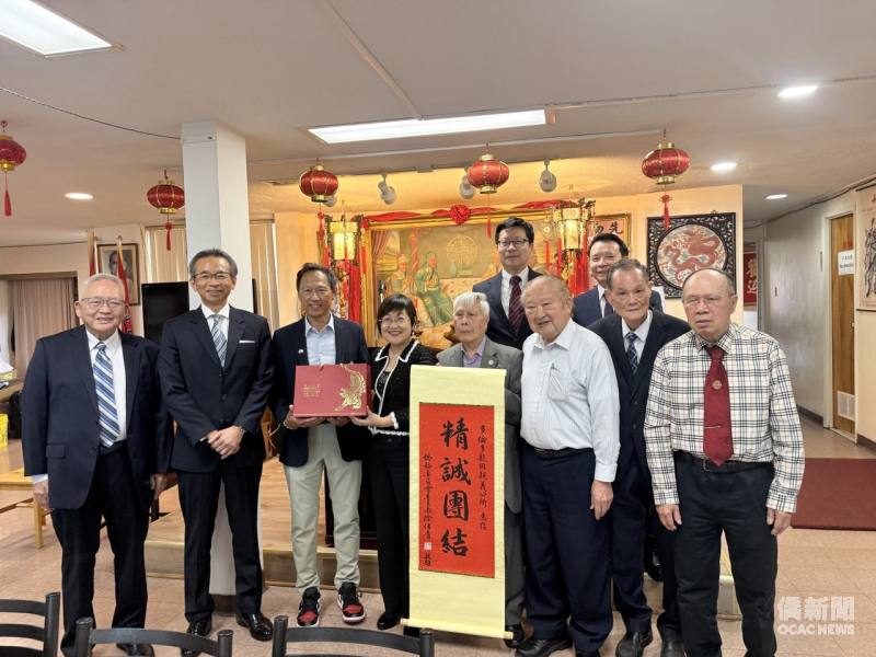 徐佳青致贈「精誠團結」掛軸，象徵對龍岡親義公所長期團結宗親、凝聚僑社力量的肯定及勉勵