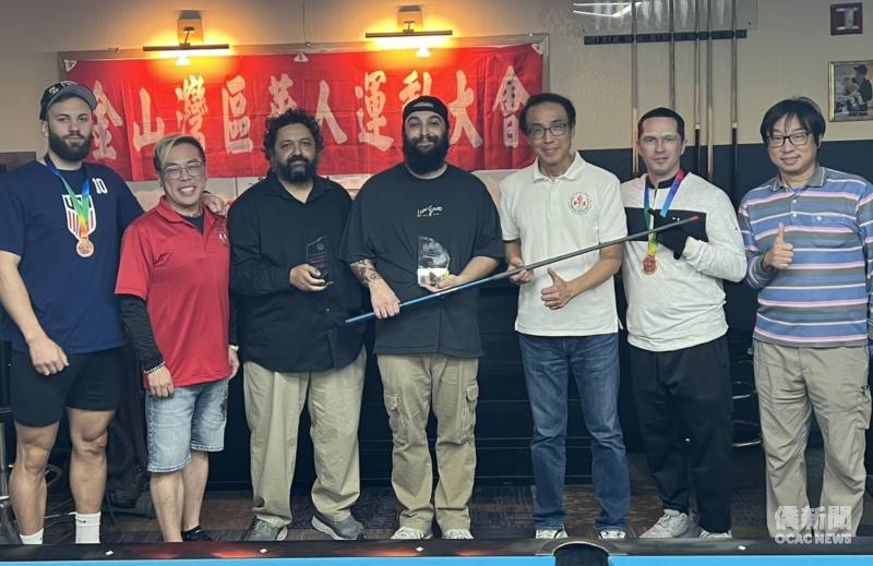 金山灣區華人運動大會主委陳立恭(右三)頒獎給前三名選手。