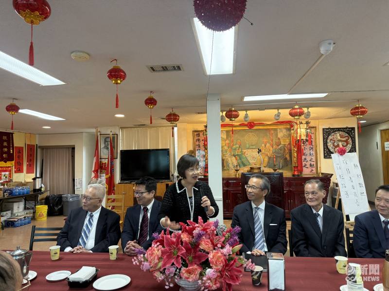 僑務委員會委員長徐佳青（左3）親切向龍岡公所副主席及耆老們致意