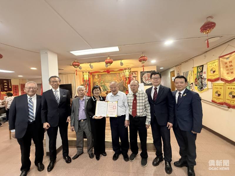 頒發多倫多龍岡親義公所前主席張勝煥僑務諮詢委員續任聘書